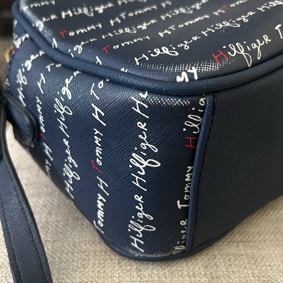 Tommy Hilfiger crossbody purse - Picture 8 of 12